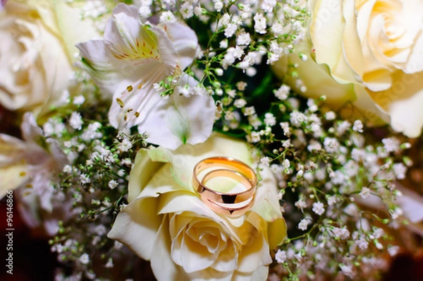 Obraz Обручальные колечки на свадебном букетике невесты