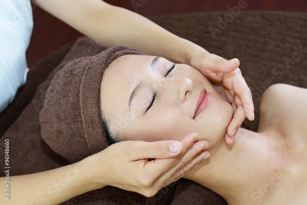 Fototapeta フェイシャルマッサージを受ける女性 