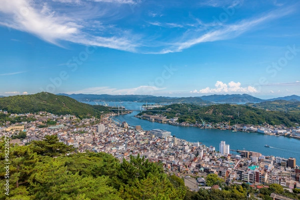Obraz [広角]千光寺公園からの眺め。尾道水道と尾道の町並み(広島県尾道市)