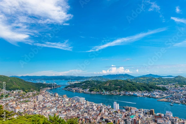 Obraz [広角]千光寺公園からの眺め。尾道水道と尾道の町並み(広島県尾道市)