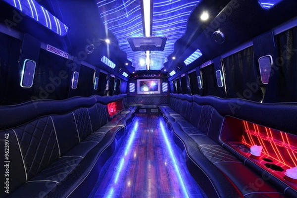 Obraz duży autobus imprezowy wypełniony wygodnymi siedzeniami i błyszczącą, jasną podłogą do tańca i zabawy