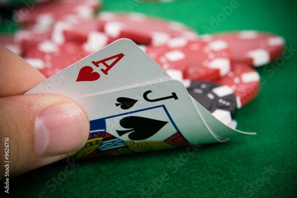 Fototapeta As kier i black jack z żetonami w tle.