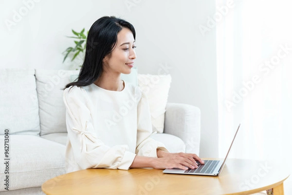 Fototapeta パソコン作業をする女性