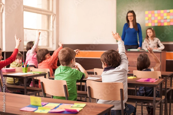 Obraz Dzieci w szkole podstawowej są podniesione w klasie