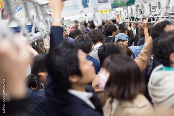Obraz Pasażerowie podróżujący przez Tokyo Metro.