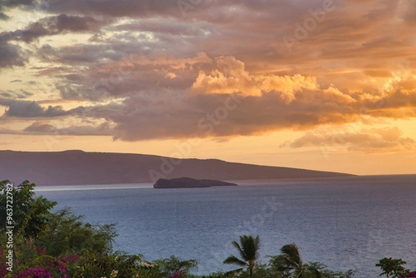 Fototapeta View of molokini during a beautiful sunset at Wailea.