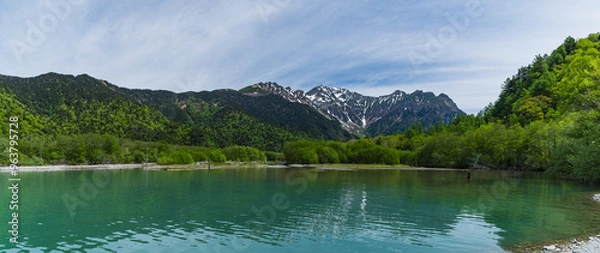 Fototapeta 日本　長野県松本市安曇にある山岳景勝地の上高地　新緑に囲まれた大正池と後ろに見える穂高連峰