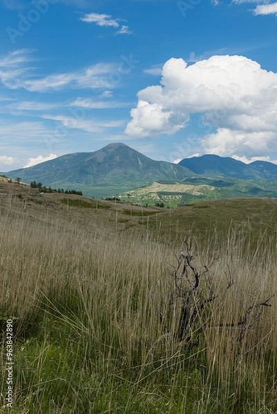 Fototapeta 日本　長野県諏訪市の霧ヶ峰富士見台のビーナスライン沿いにある展望台から見える茅野山