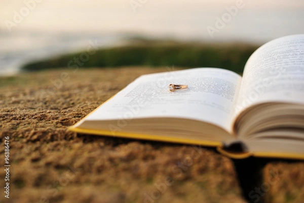 Obraz The wedding ring is an open book