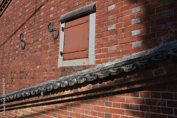 Fototapeta まど, 壁, 煉瓦, 古い, ビル, 建築, 家, 赤, あばたのある, まど, グラス, 外側, くつろいで, フレーム, 木, ビンテージ, 詳細, 質感, とびら, うわべ, 仕組み, 建造, 茶色, 白, 煉瓦