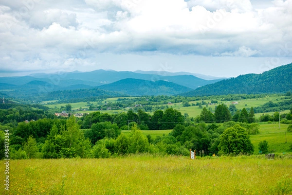 Obraz Bieszczady góry las drzewa dolina niebo chmury wiosna lato pochmurnie burza