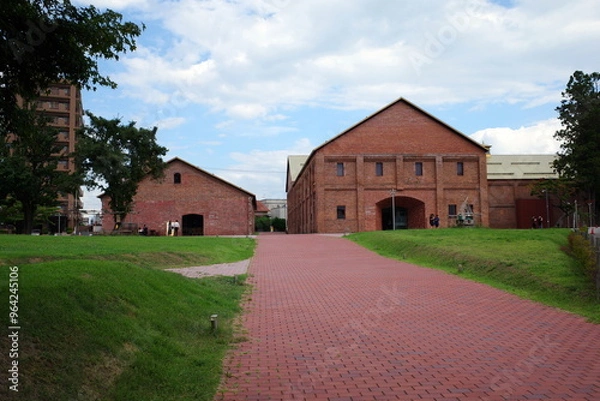 Fototapeta 弘前赤レンガ美術館、レンガ道からレンガ倉庫