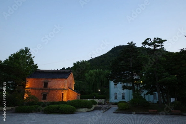 Fototapeta 夕暮れの函館レンガ倉庫