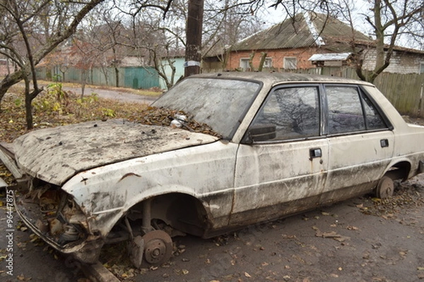 Fototapeta Легковая машина в аварийном состоянии без колес