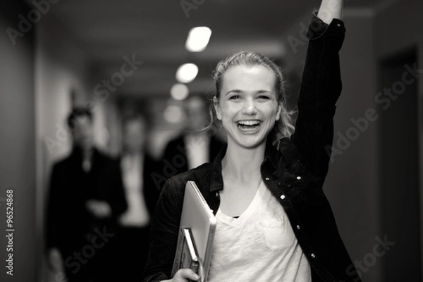 Obraz Studentin mit Laptop, freut sich