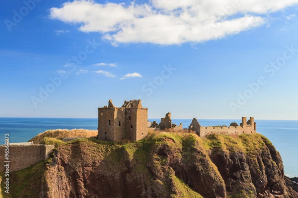 Obraz Dunnottar Castle with blue sky in - Stonehaven, Aberdeen
