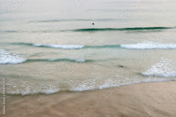 Obraz surfer sitzt auf seinen surfbrett aerial view