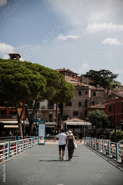 Obraz couple walking on a pier