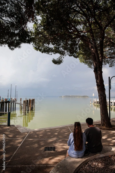 Obraz couple sitting on a pier