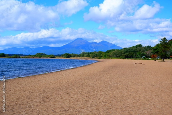 Obraz 夏の猪苗代湖畔 - 砂浜と磐梯山の調和