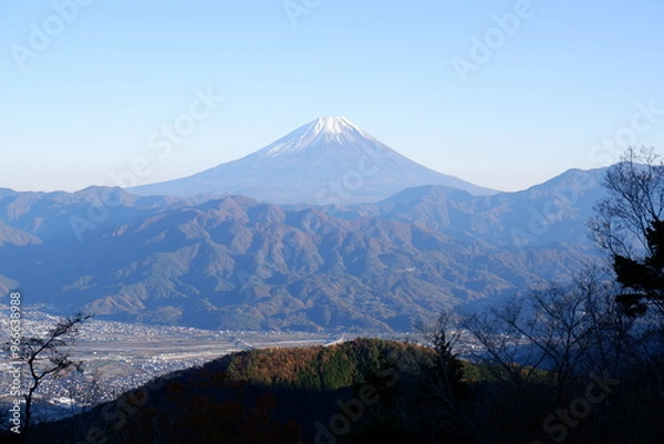 Obraz 雪冠の富士山 - 日本の象徴を仰ぐ絶景