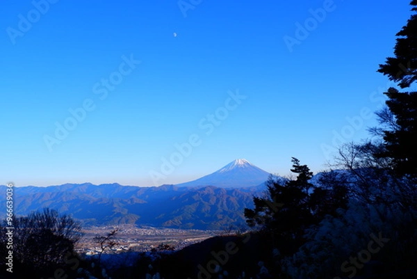 Obraz 雪冠の富士山 - 日本の象徴を仰ぐ絶景