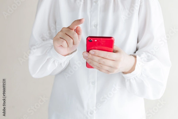 Obraz スマホを持つ女性