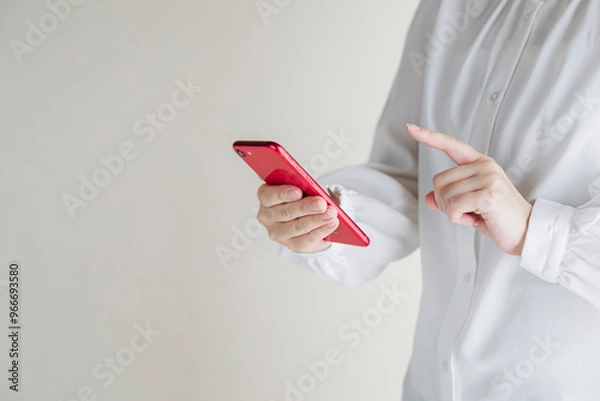 Obraz スマホを持つ女性