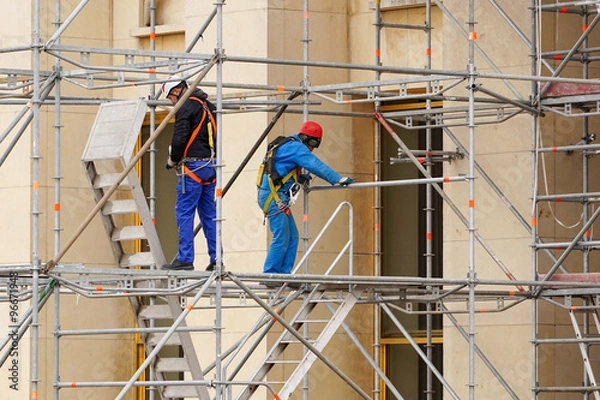 Obraz Echafaudeurs assemblant un échafaudage