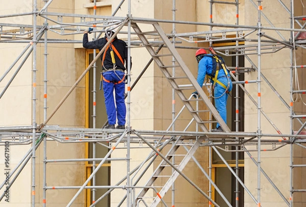 Obraz Echafaudeurs assemblant un échafaudage