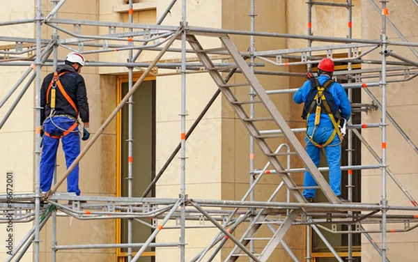 Obraz Echafaudeurs assemblant un échafaudage