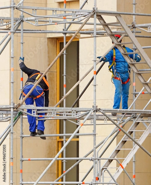 Obraz Echafaudeurs assemblant un échafaudage
