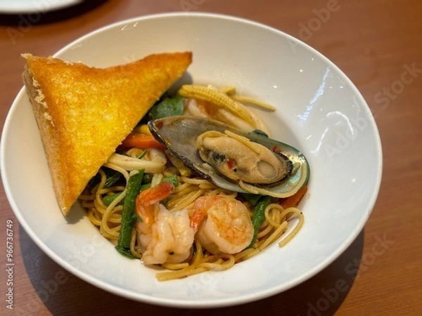 Obraz Stir-fried seafood macaroni