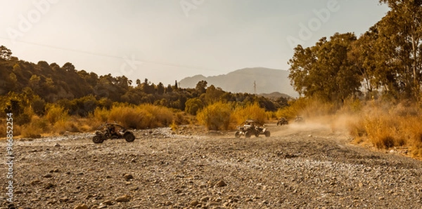 Fototapeta Buggy rodando en la cuenca de un río seco