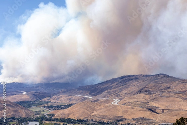Fototapeta Valley south of Reno. I-580 highway follows the hills with a huge smoke column rising above it
