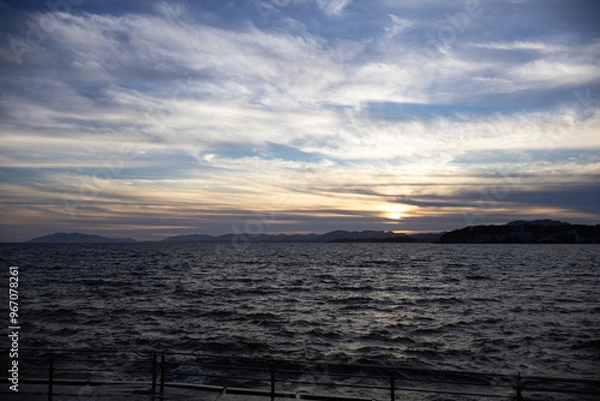 Obraz 湖に沈む美しい夕陽