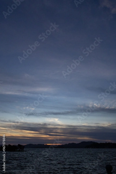 Obraz 湖に沈む美しい夕陽