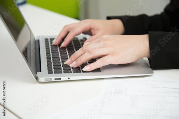 Fototapeta パソコンを使う女性