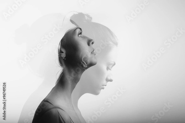 Obraz Podwójna ekspozycja z młodą i piękną dziewczyną, monochromatyczna