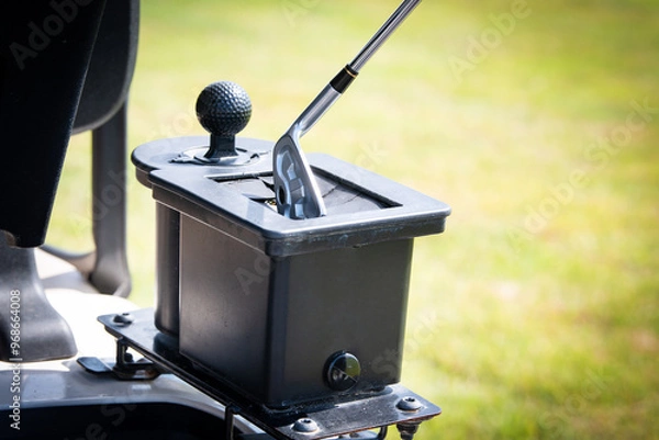 Obraz 골프가 끝나고 청소기계로 골프채를 닦고 있다.