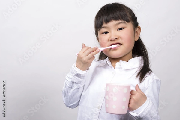 Fototapeta 歯を磨く女の子