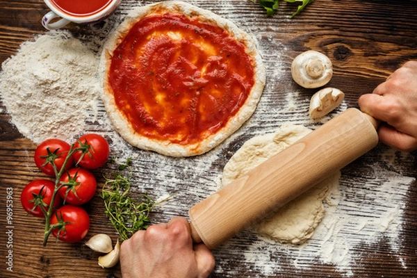 Obraz Świeża, oryginalna włoska surowa pizza
