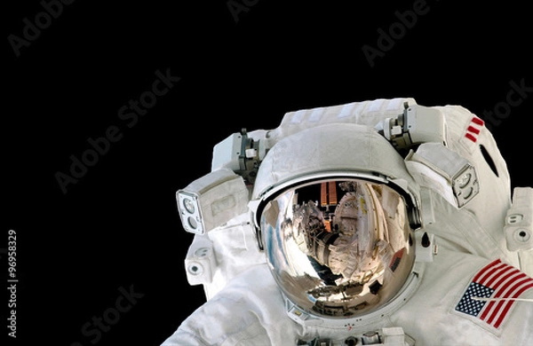 Fototapeta Hełm astronauty na białym tle na czarnym tle kosmonauta kombinezon kosmiczny. Elementy tego zdjęcia dostarczone przez NASA.