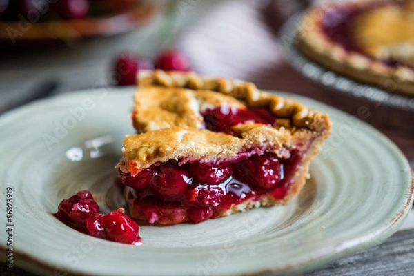 Fototapeta Domowe ciasto wiśniowe na rustykalnym tle