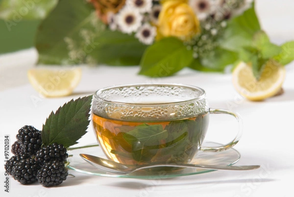 Fototapeta Tee mit Brombeere