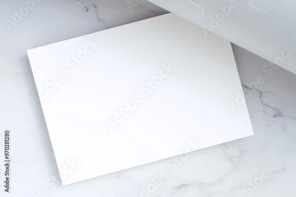 Fototapeta 대리석 배경에 흰종이 또는 카드 목업
