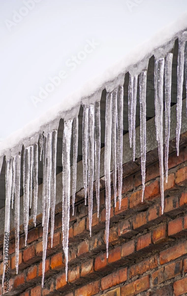 Fototapeta Сосульки на краю крыши зимой застывшая вода