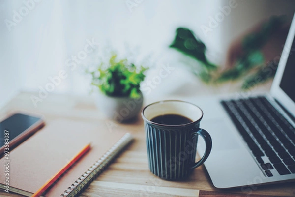 Fototapeta 開いたノートパソコンと筆記用具とコーヒー