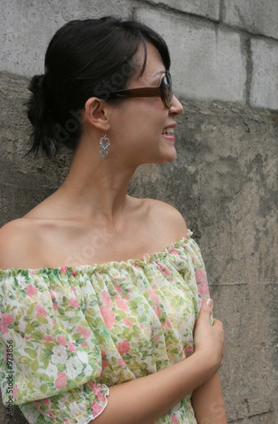 Fototapeta side profile of a woman wearing big shades