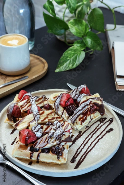 Obraz waffles con frutilla y chocolate